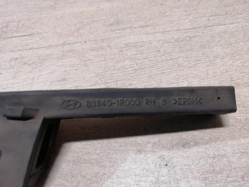 Solaris №4 направляющая стекла двери задняя правая