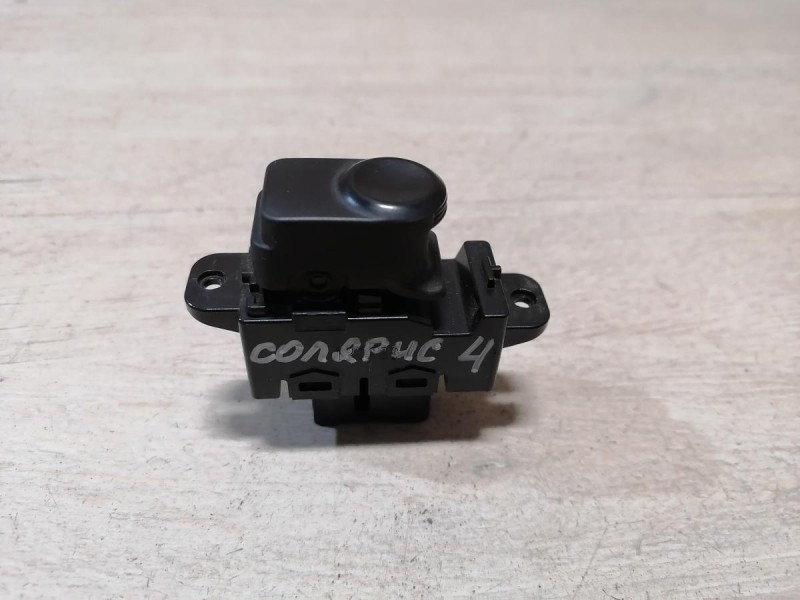 Solaris №4 кнопка стеклоподъемника передняя правая