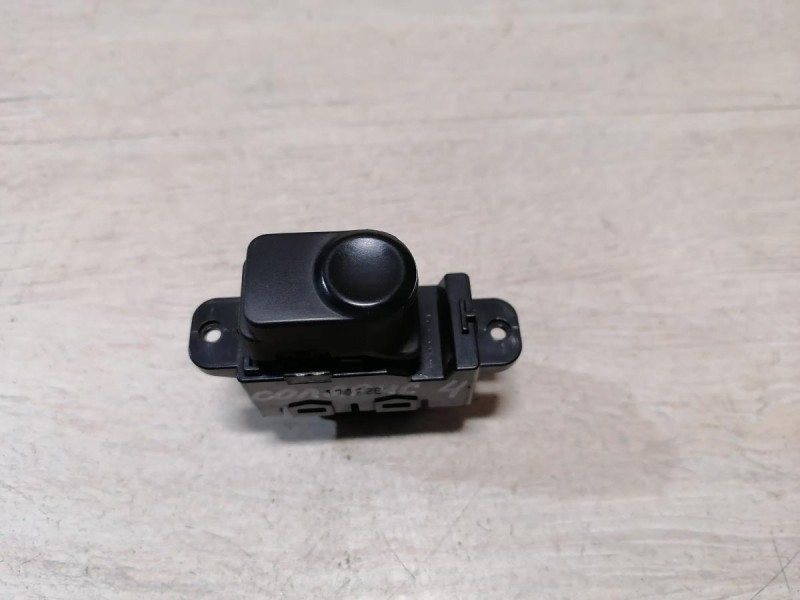 Solaris №4 кнопка стеклоподъемника передняя правая