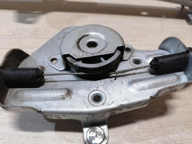 Solaris №4 стеклоподъемник задний правый