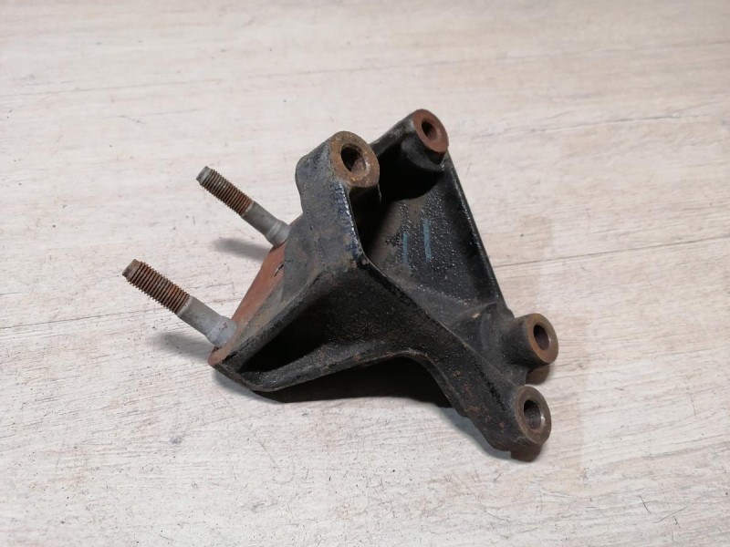 Solaris №4 кронштейн правой подушки двигателя