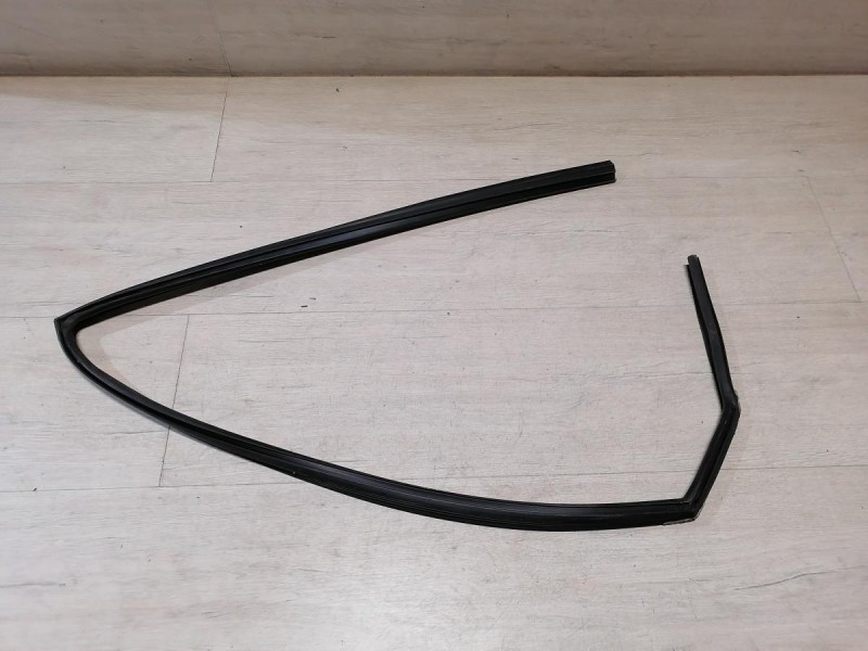 Solaris №4 бархотка верхняя задняя левая