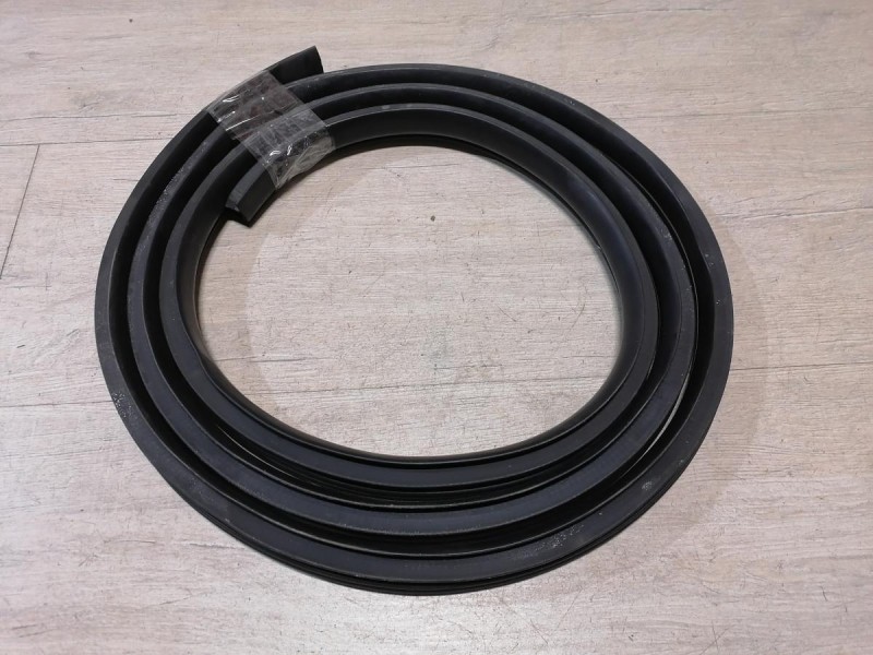 Solaris №4 уплотнитель дверного проема передний правый