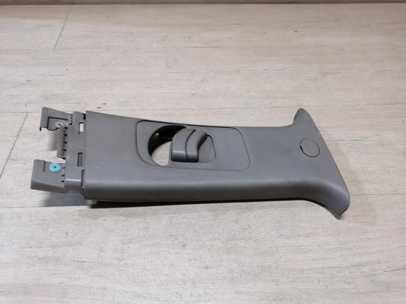 Solaris №4 обшивка средней стойки верхняя правая