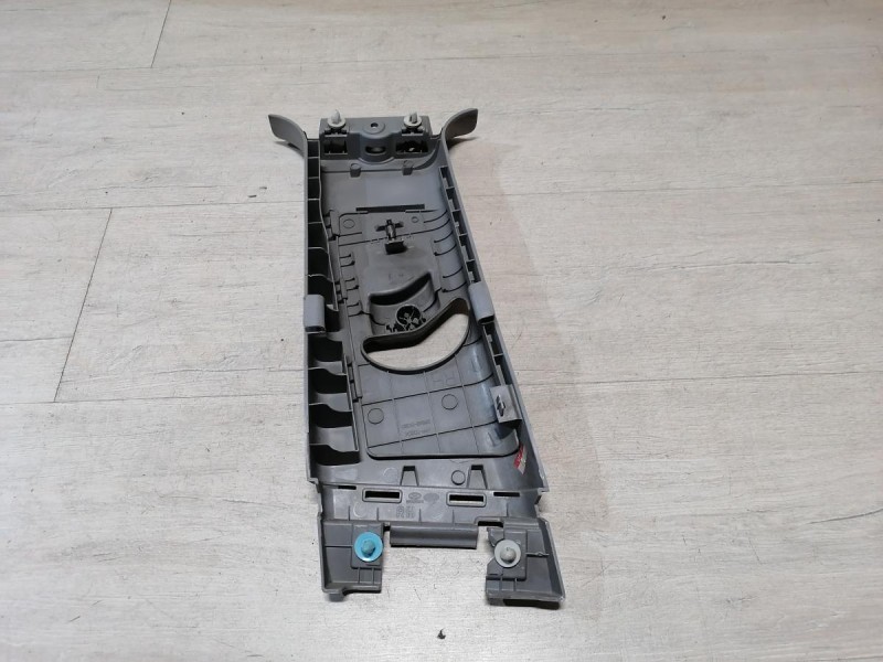 Solaris №4 обшивка средней стойки верхняя правая