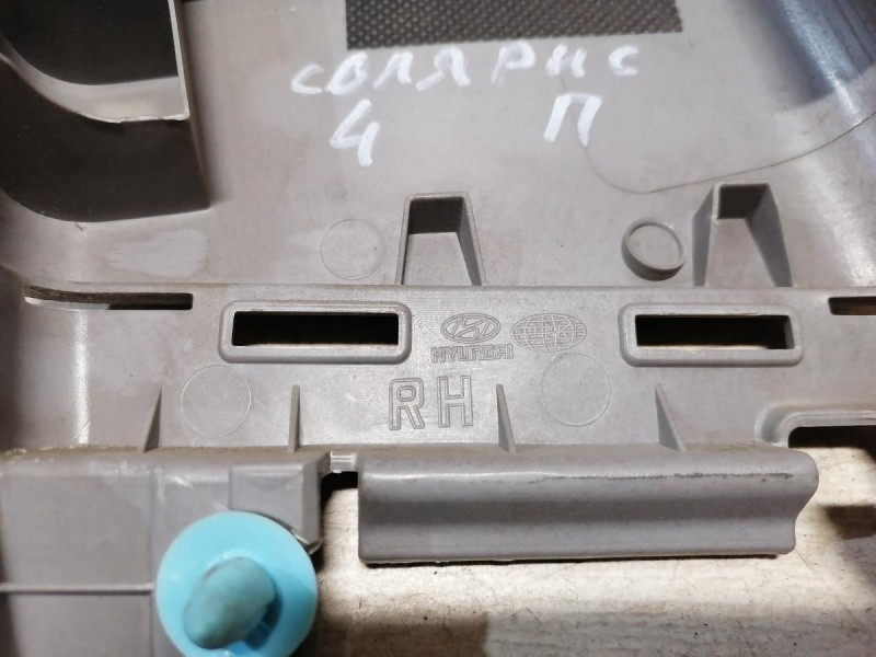 Solaris №4 обшивка средней стойки верхняя правая