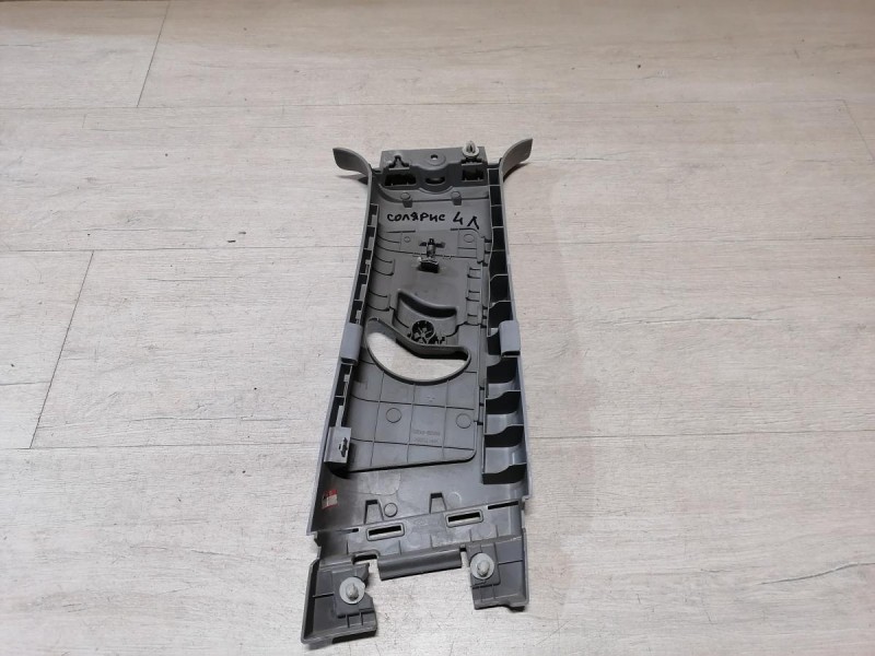 Solaris №4 обшивка средней стойки верхняя левая