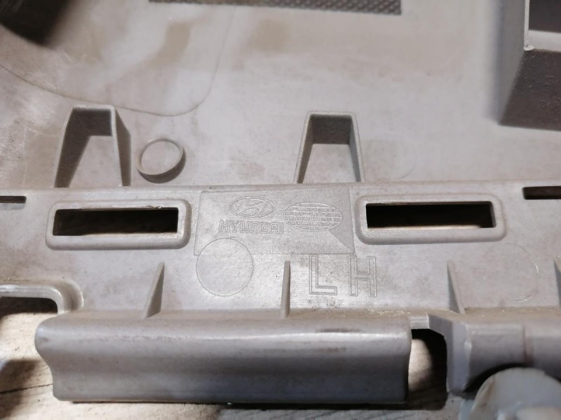 Solaris №4 обшивка средней стойки верхняя левая