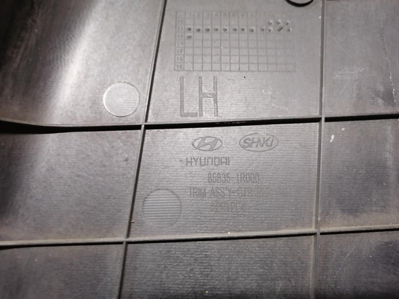 Solaris №4 обшивка средней стойки нижняя левая