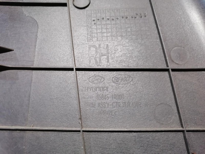 Solaris №4 обшивка средней стойки нижняя правая