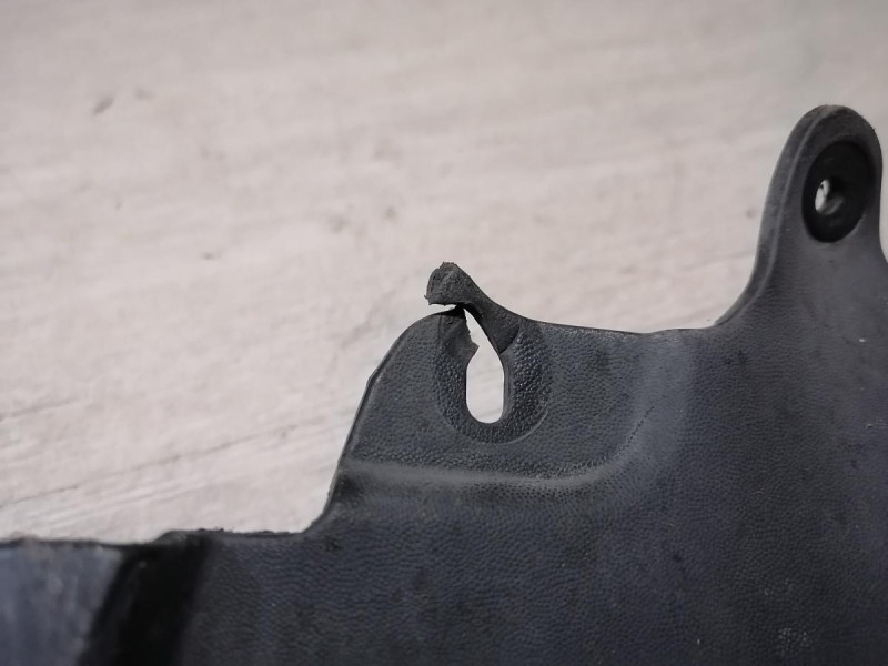 Logan №48 брызговик передний левый деф