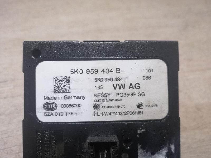 Tiguan №1 блок управления бесключевым доступом kessy