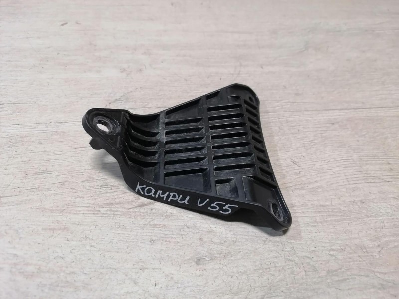 Camry v50 кронштейн решетки радиатора