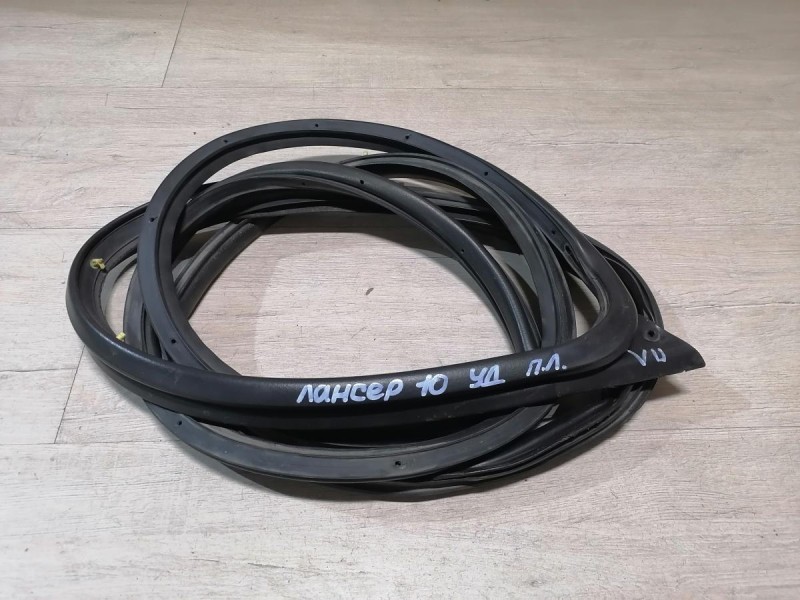 Lancer 10 №1 уплотнитель двери передний левый деф