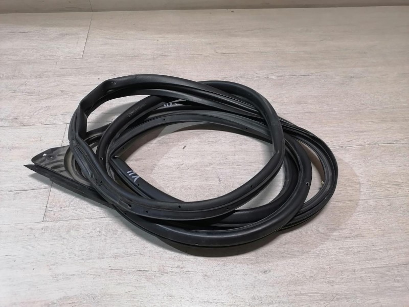 Lancer 10 №1 уплотнитель двери передний левый деф