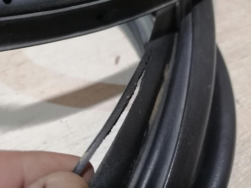 Lancer 10 №1 уплотнитель двери передний левый деф