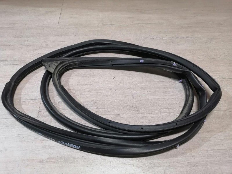 Lancer 10 №1 уплотнитель двери передний правый