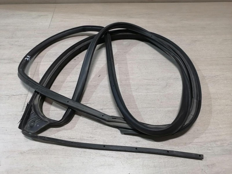 Lancer 10 №1 уплотнитель двери задний левый деф