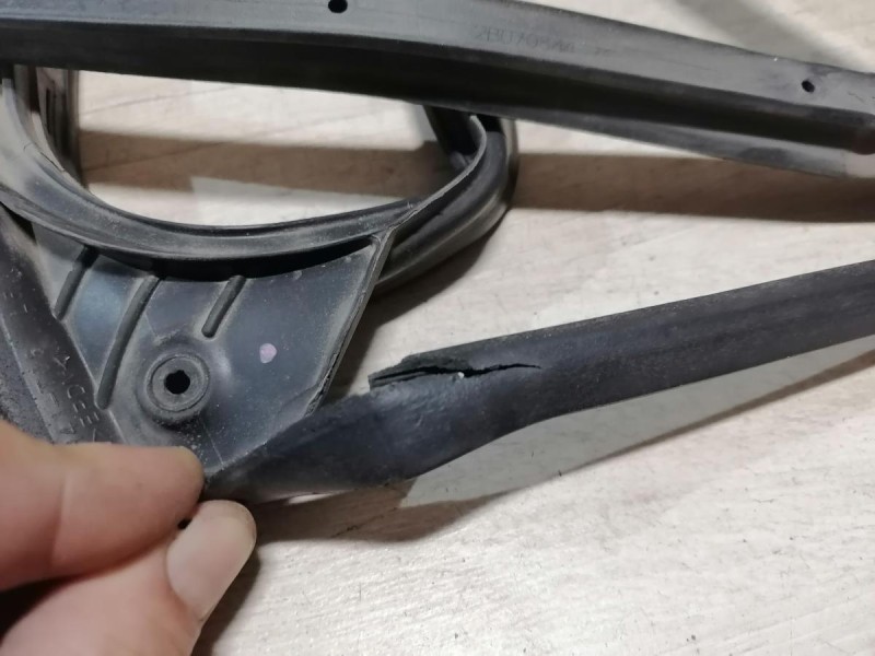 Lancer 10 №1 уплотнитель двери задний левый деф