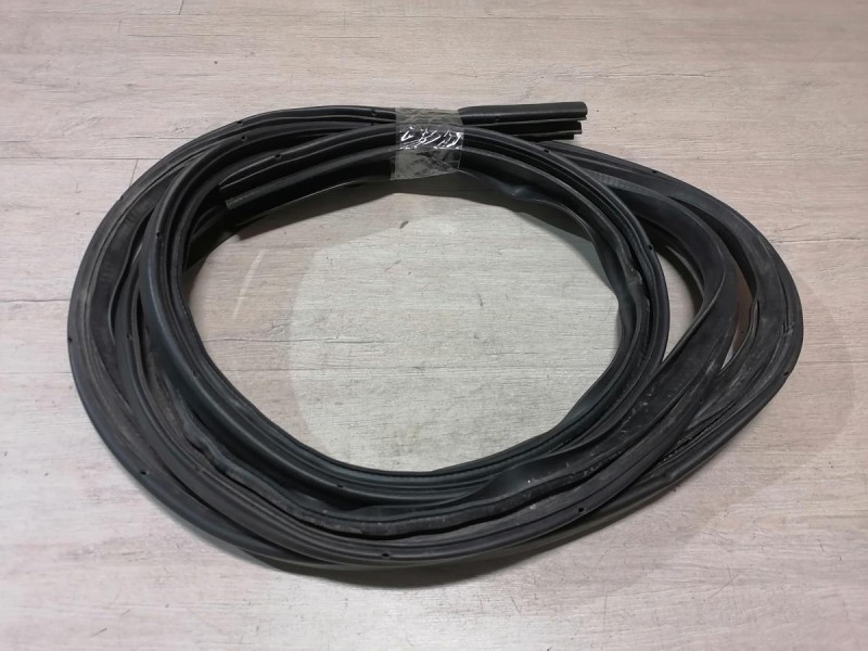 Lancer 10 №1 уплотнитель дверного проема передний левый