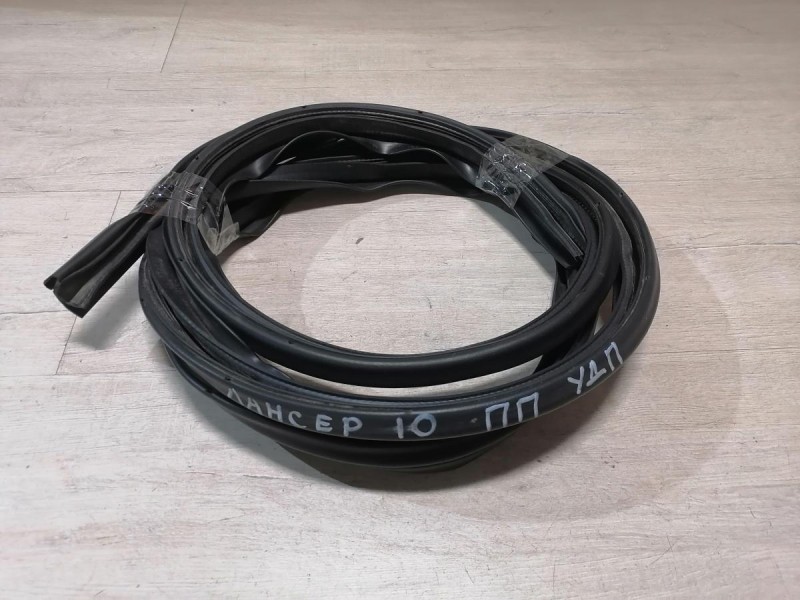 Lancer 10 №1 уплотнитель дверного проема передний правый