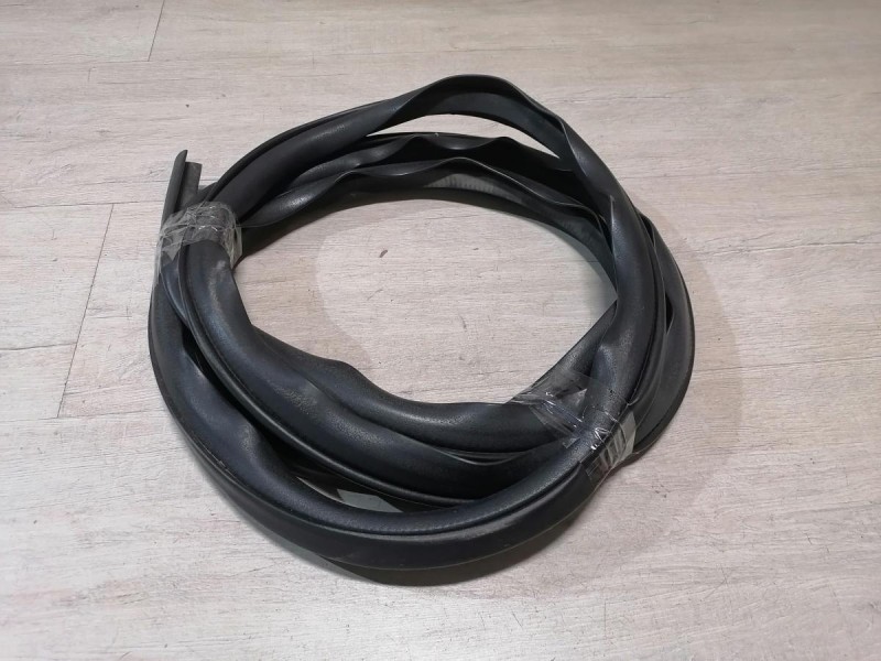 Lancer 10 №1 уплотнитель дверного проема передний правый