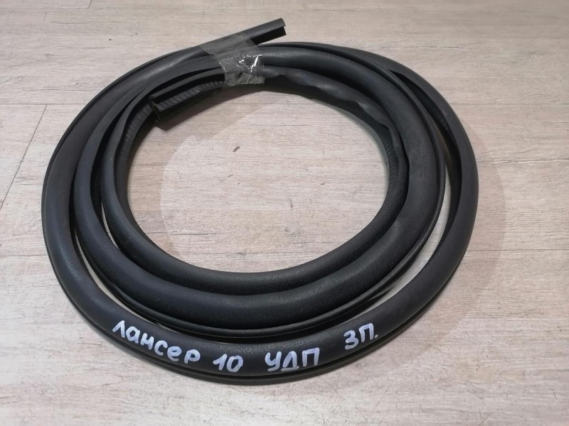 Lancer 10 №1 уплотнитель дверного проема задний правый