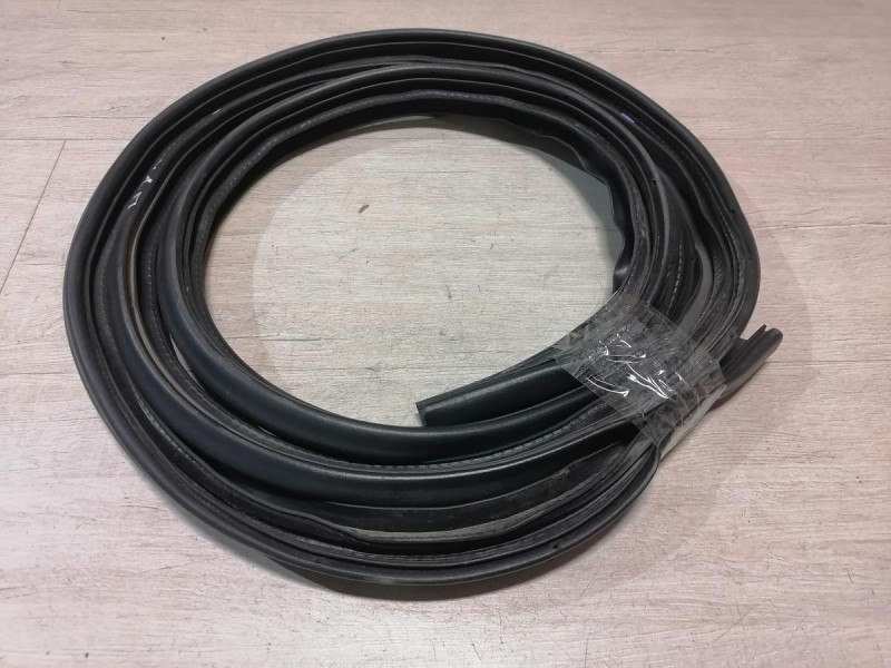 Lancer 10 №1 уплотнитель дверного проема задний правый