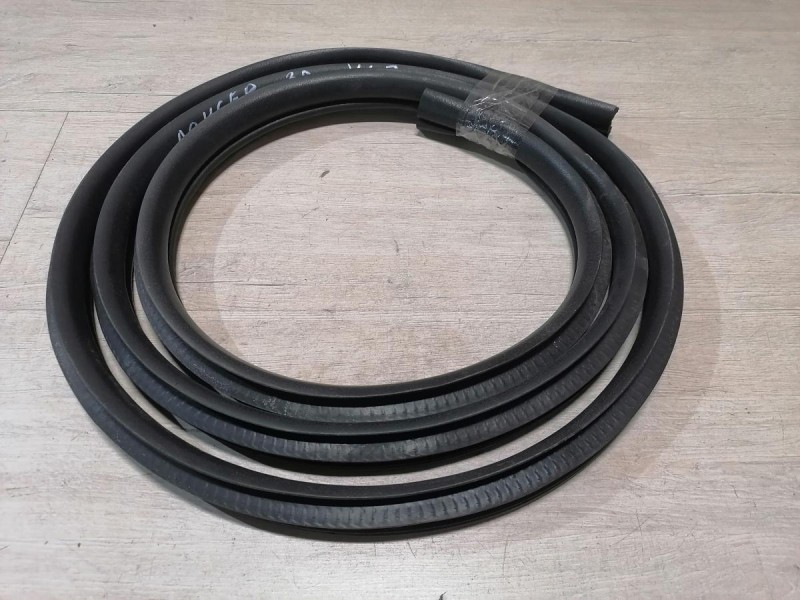 Lancer 10 №1 уплотнитель дверного проема задний левый