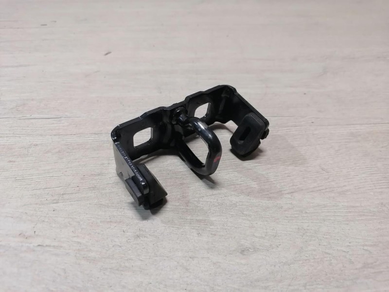 Duster №6 петля замка багажника