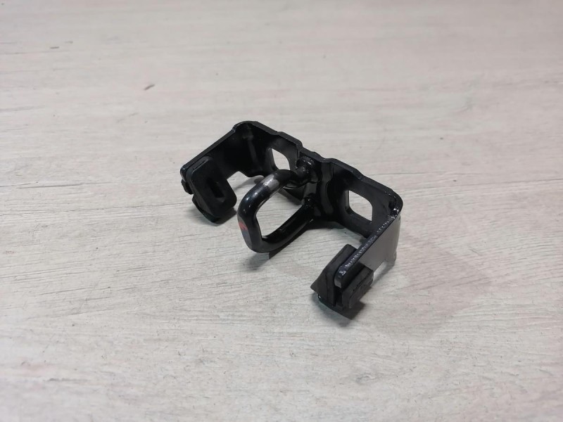 Duster №6 петля замка багажника