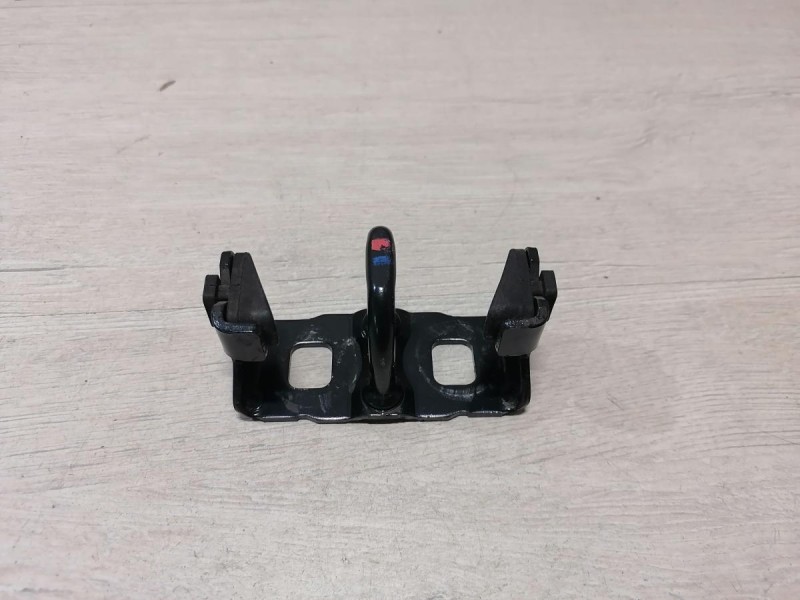 Duster №6 петля замка багажника