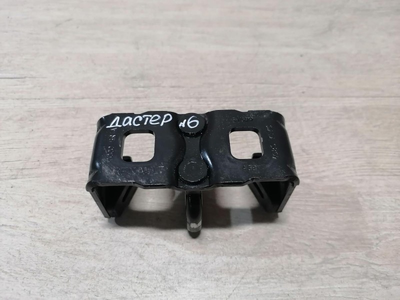 Duster №6 петля замка багажника