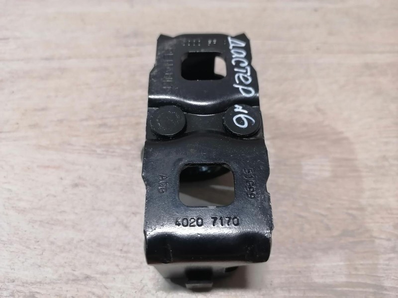 Duster №6 петля замка багажника