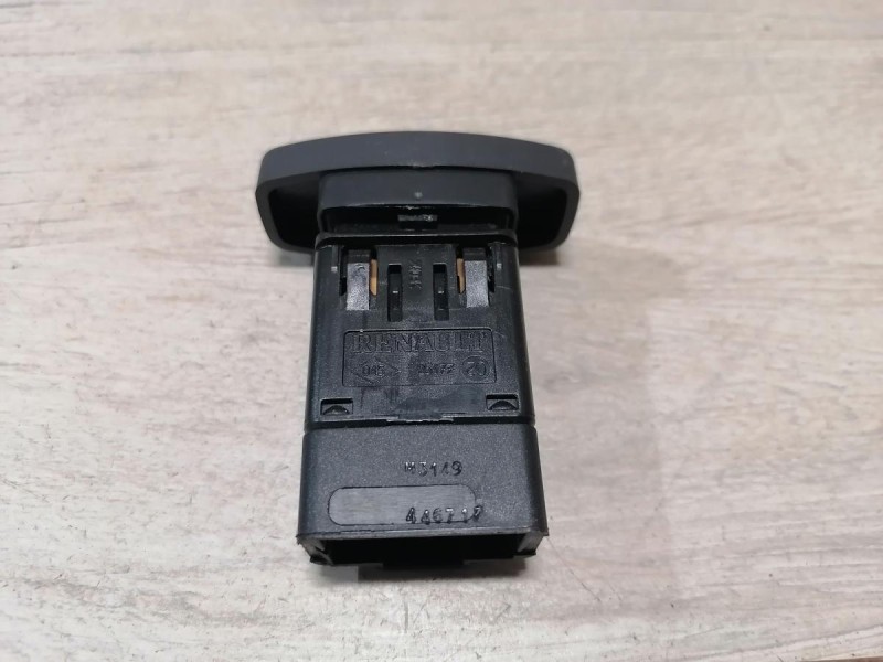 Duster №6 кнопка аварийка