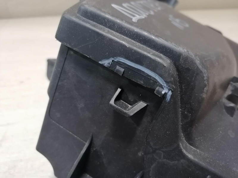 Duster №6 корпус блока предохранителей капота деф