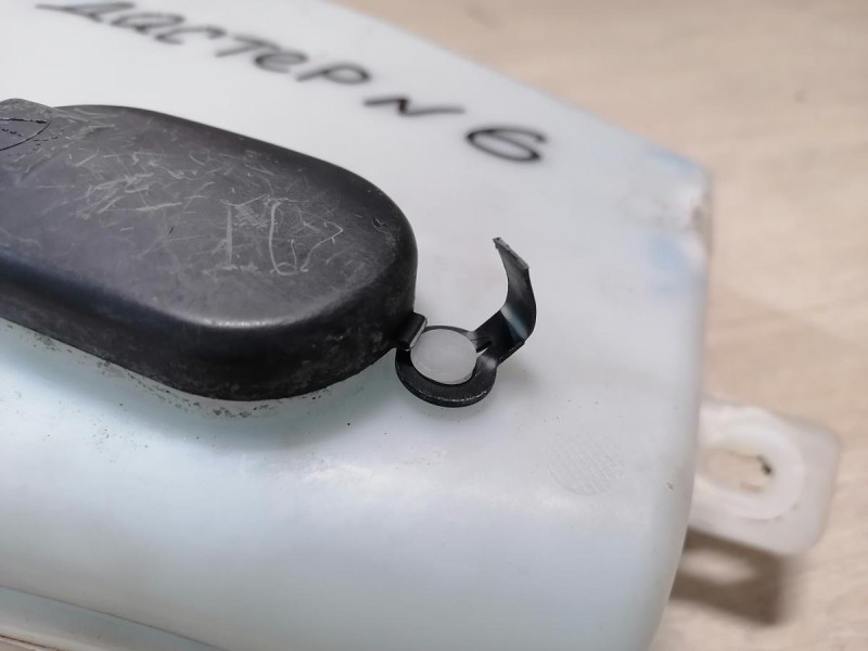 Duster №6 бачок омывателя лобового стекла