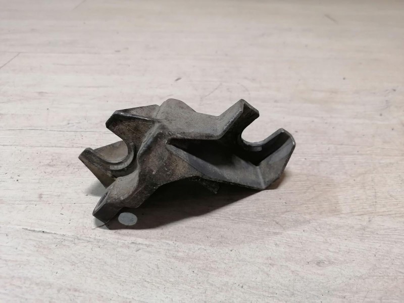 Duster №6 кронштейн фиксатор тросов кулисы мкпп