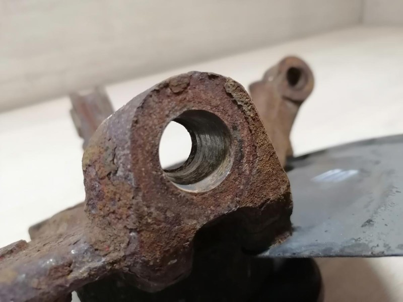 Duster №6 кулак передний правый