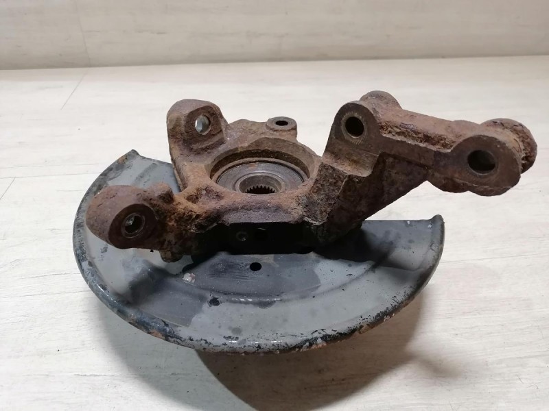 Duster №6 кулак передний правый