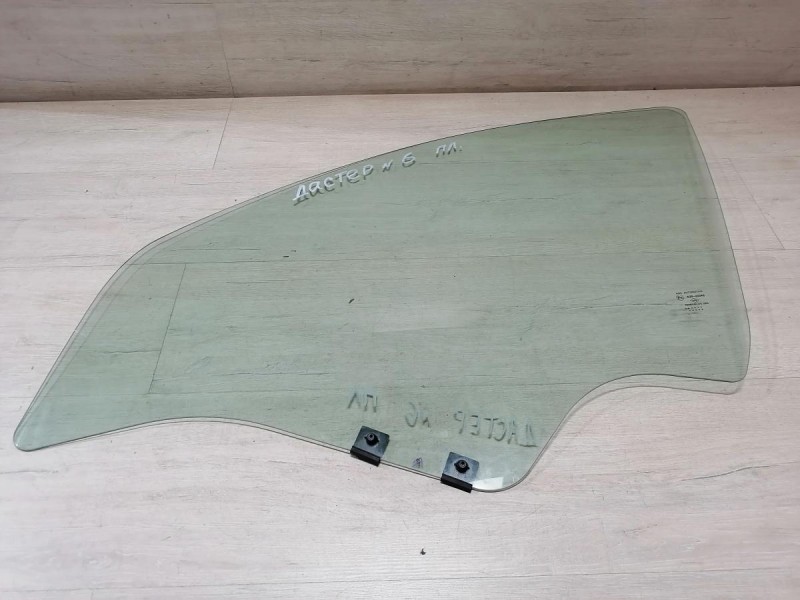 Duster №6 стекло переднее левое 10