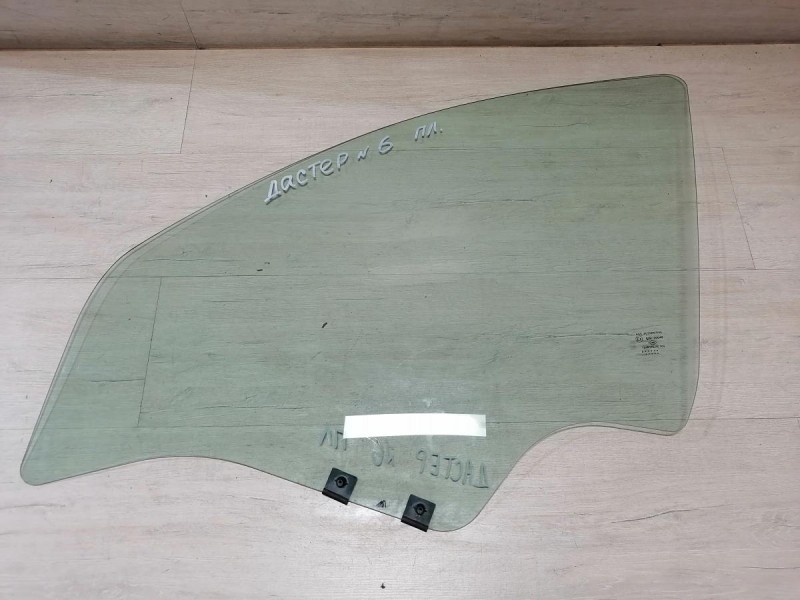 Duster №6 стекло переднее левое 10