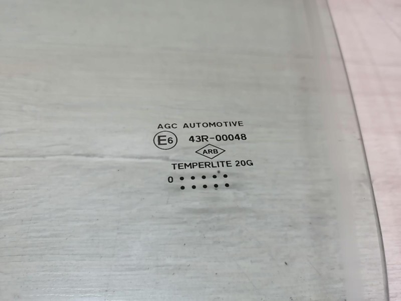 Duster №6 стекло переднее левое 10