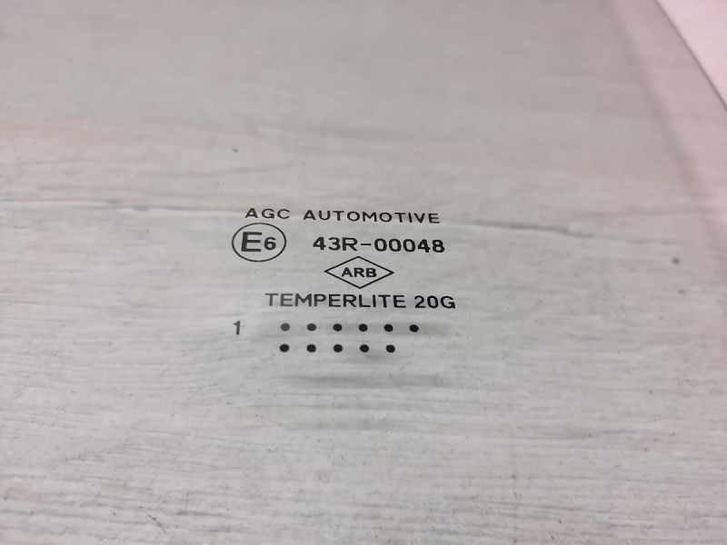 Duster №6 стекло заднее левое 11