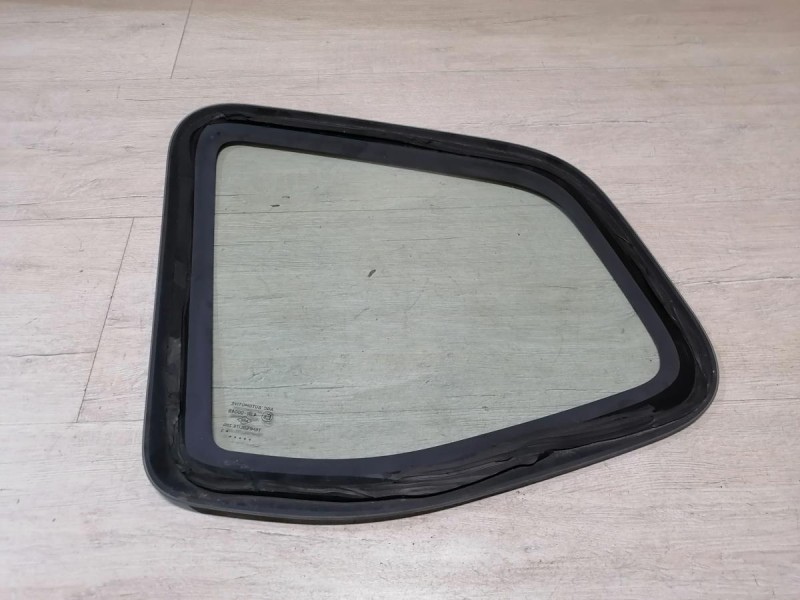 Duster №6 форточка правая 13