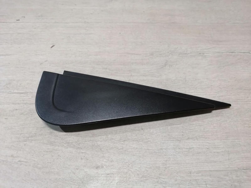 Duster №6  накладка двери наружная задняя левая уголок