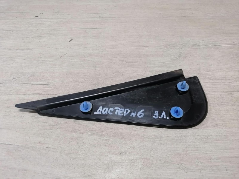 Duster №6  накладка двери наружная задняя левая уголок