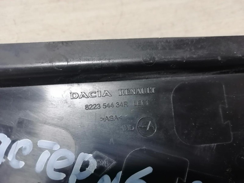 Duster №6  накладка двери наружная задняя левая уголок