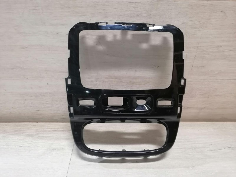 Duster №6 рамка под магнитолу деф