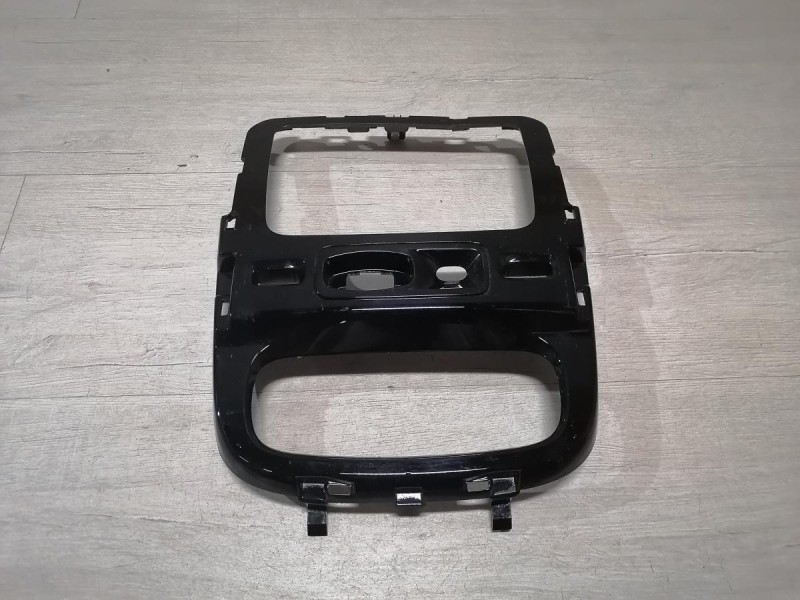 Duster №6 рамка под магнитолу деф